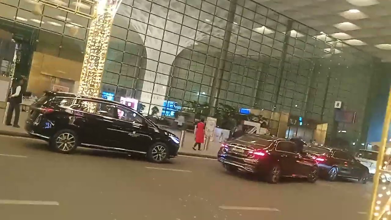 Andheri ka airport mein video banate aap log Tak pahuncha saka black subscribe kar do dost