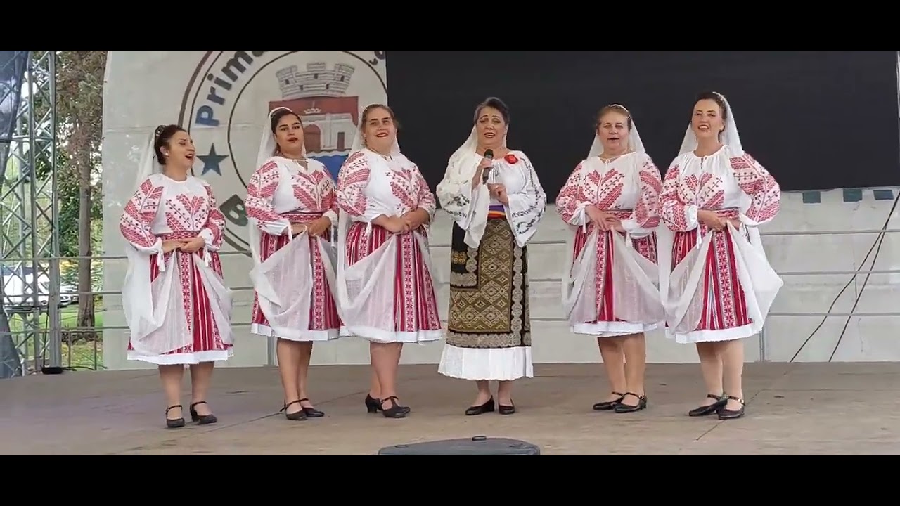 Alaturi de dna Simirela Radu, Grupul Craitele, conducerea muzicala Nicolae Vicol, CC IL Caragiale