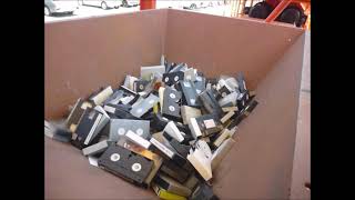 ビデオテープの破砕 破砕機 ライオンシュレッダー Shredding VHS Tapes