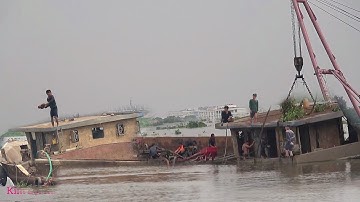 Cần Cẩu 150 Tấn Cẩu Nguyên Chiếc Sà Lan Chìm Giữa Sông Tiền Lên.Nhìn Như Con Tàu Titanic.