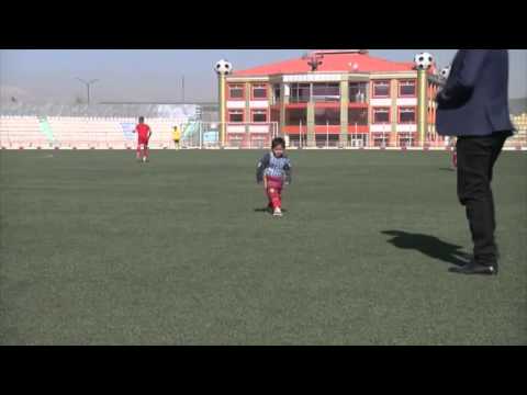 Vidéo: Un Garçon Afghan Rencontre Son Idole Lionel Messi