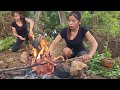 Catch and cook chicken for food of survival - Spicy chicken roasted for lunch, Eating delicious