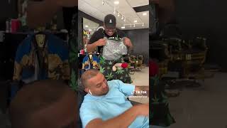 Las bromas de un barbero cubano en Miami