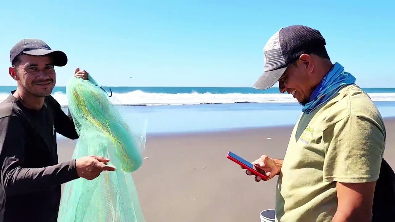 chelo esa sonrrisa lo dice todo pesca con atarraya en la orilla del mar