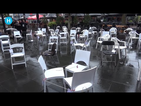 Lege stoelen op de Markt symbool voor verkeersslachtoffers | Helmond