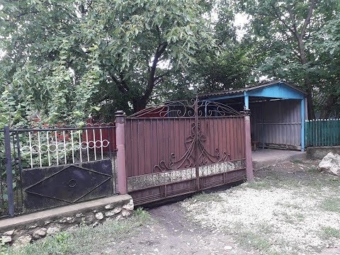 O doamna din Glodeni se plinge pe vecin ca creste epuri si porci linga Fântâna - Curaj.TV