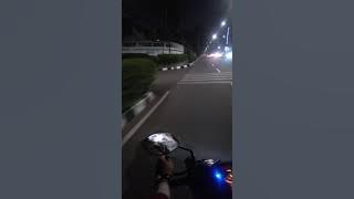 Perjalanan naik motor malam hari enjoy