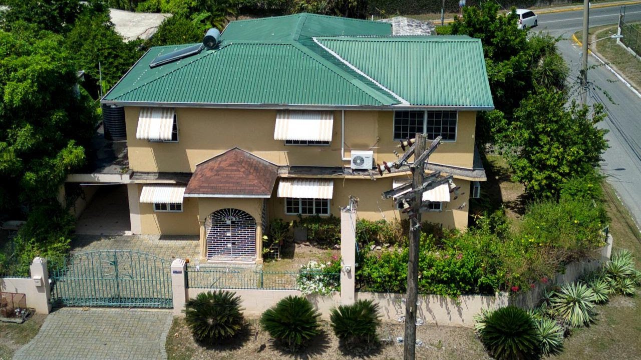 Fixer Upper 5 Bedroom 6 Bathroom House for sale on Welwyn Avenue