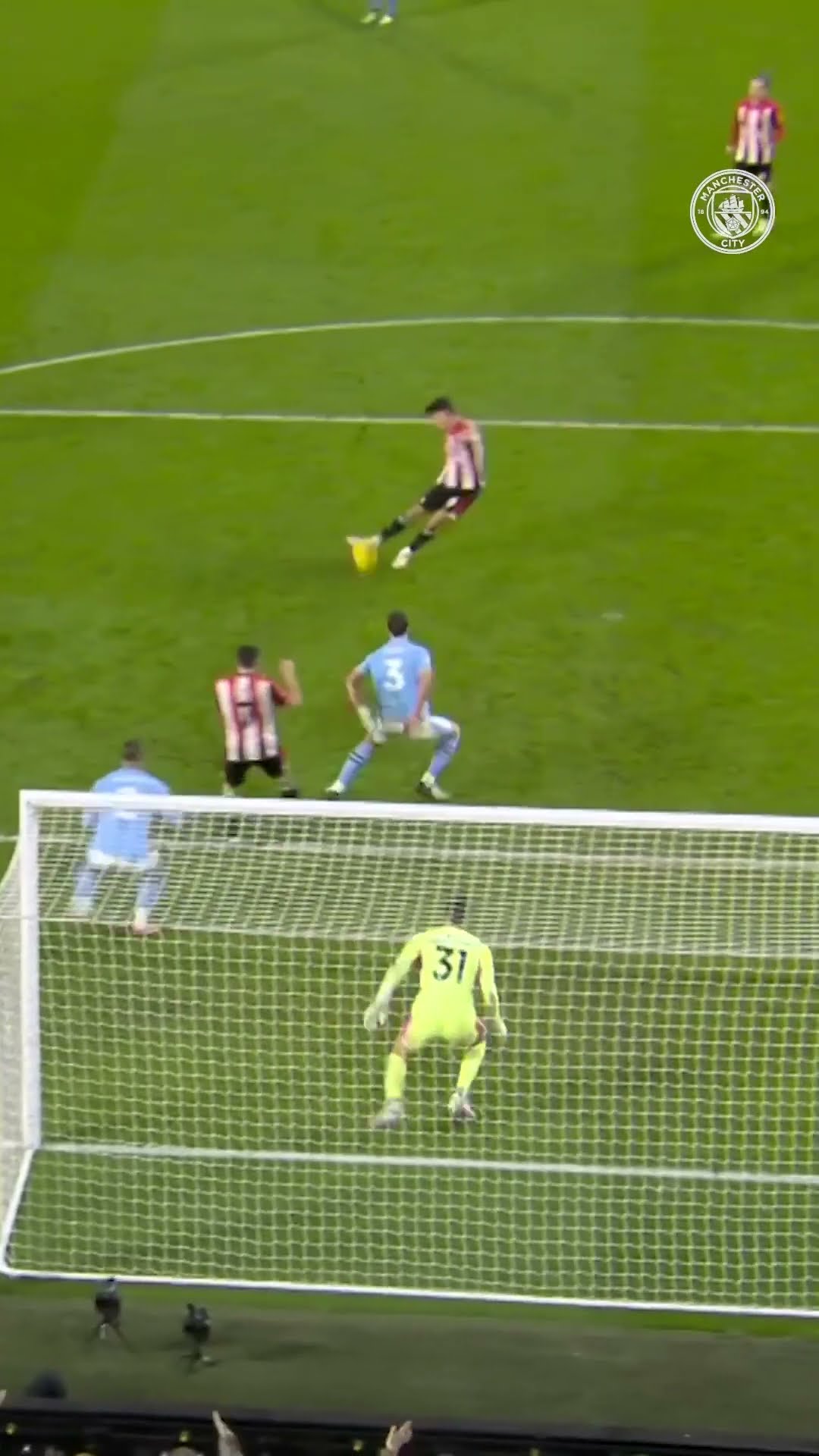 PUTTING HIS BODY ON THE LINE! ?? #mancity #football #shorts #shortsvideo #shortsfeed #skills