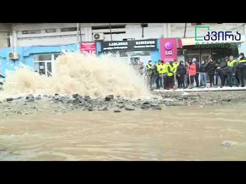ბათუმში ჭავჭავაძის ქუჩაზე მილი გასკდა და წყალმა ამოხეთქა