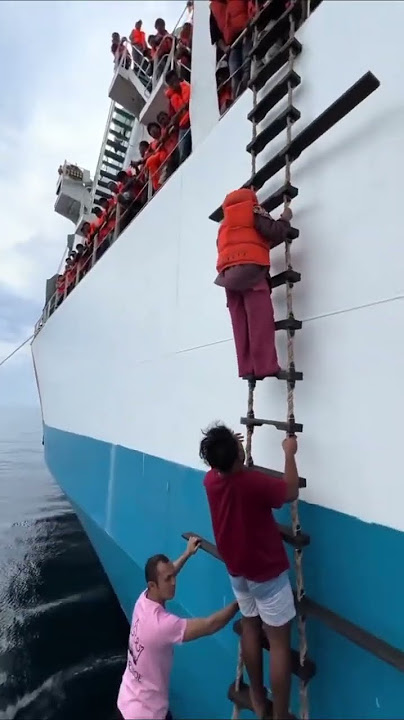 KAPAL TERBAKAR DI PERAIRAN BANJARMASIN, INDONESIA #pelaut #laut #kapal