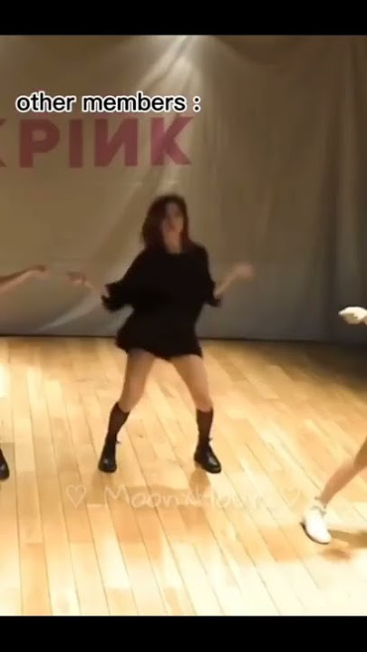 She's the main dancer for some reasons tho 🔥 || #kpop #blackpink #lisa #blinks #shorts ||