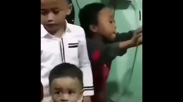 VIRAL ANAK KECIL JOGET DENGAN LAGU ENTAH APA YANG MERASUKIMU KOCAK
