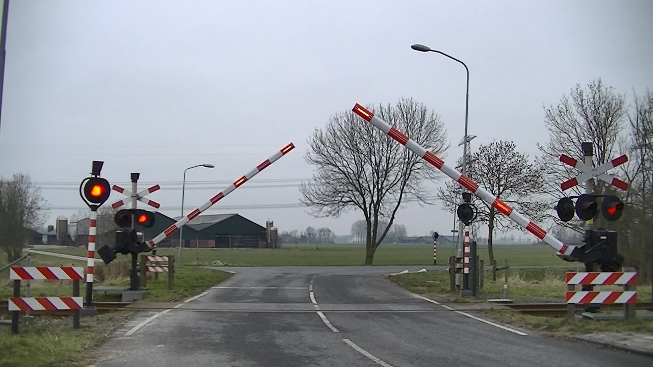 Spoorwegovergang Stedum // Dutch railroad crossing