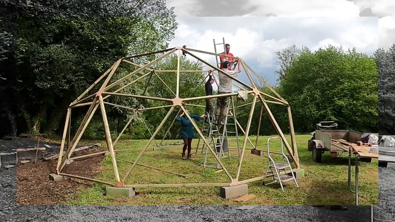 Montage d'une serre géodésique