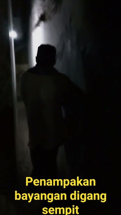 Penampakan bayangan mengikuti langkah di gang sempit wilayah gang demak