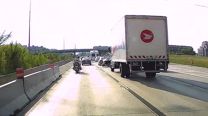 Incident de moto à cause d'un nid-de-poule sur l'autoroute 15 en pleine heure de pointe du vendredi.