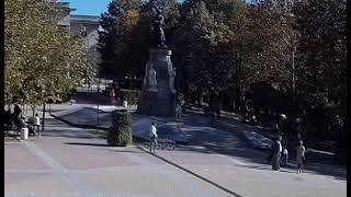Деца рушат Паметника на Незнайния войн в центъра на Хасково