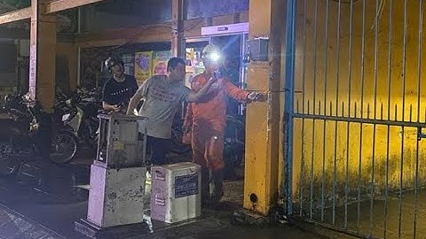 Thanh niên nghi bị điện giật chết khi qua đường ngập ở TP HCM