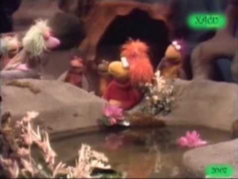 REPRODUCCIONES: 8.911 Fraggle Rock fue una serie infantil, conocida en espaÃ±ol como Los Fraguel, creada por Jim Henson y protagonizada por varias marionetas llamadas Fraggles o Fraguels en espaÃ±ol. La serie se centrÃ³ en un grupo de Fraggles en particular: Gobo, Musi, Rosi, Dudo y Bombo. Los cinco forman un Ã­ntimo grupo de amigos, y cada uno tiene una personalidad especÃ­fica. Gobo es el lÃ­der, prÃ¡ctico y con los pies en la tierra, y se considera un explorador. Musi es muy espiritual y artÃ­stica, siendo tranquila y contemplativa como es. Rosi, por el contrario, es exuberante y atlÃ©tica; es una de las mejores nadadoras entre los Fraggles. Dudo es nervioso y patolÃ³gicamente indeciso, aunque nada cobarde cuando el momento lo requiere. El rasgo principal de Bombo es la depresiÃ³n y preocupaciÃ³n, y su pasatiempo favorito es lavar calcetines - Los Fraggles, sin embargo, parece que no usan calzado la mayorÃ­a del tiempo. MÃ¡s allÃ¡ de la otra salida de Fraggle Rock vive una pequeÃ±a familia de Goris, Los padres de la familia se consideran Emperador y Emperatriz del Universo, con su hijo Junior como prÃ­ncipe y heredero. Dentro de Fraggle Rock vive una segunda especie de pequeÃ±as criaturas humanoides, de color verde y trabajadores como hormigas, los Curris. Gobo tiene un tÃ­o llamado Matt, tambiÃ©n conocido como Matt el viajero. En cada episodio de la serie Matt estÃ¡ de viaje por el Mundo Exterior (como llaman los fraggles a nuestro mundo), para explorarlo, y envÃ­a postales a Gobo cada <b>...</b>