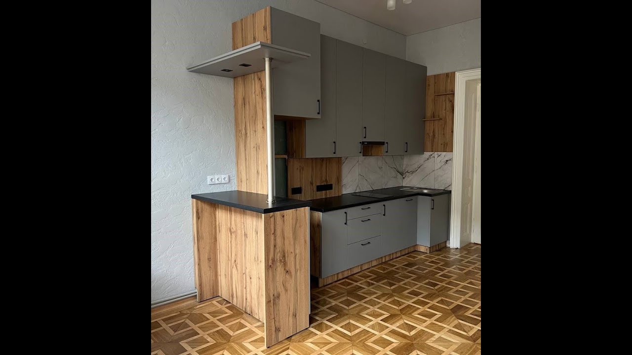 Кухня, що приховує собою дверний проєм в квартирі старого будинку (554) 2 5471919593599567421