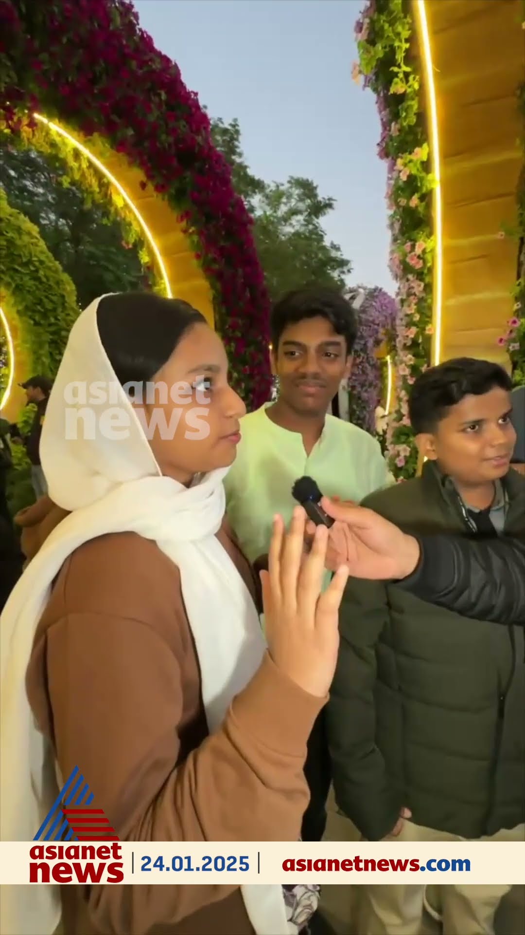 പൂക്കൾ കൊണ്ട് തുലാഭാരമല്ല, കൂറ്റൻ വിമാനം തന്നെ!