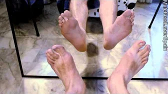 HD My Feet on a mirror - 4 feet at same time - Mis pies en un espejo - 4 pies al mismo tiempo