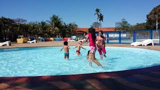 Enzo brincando na piscina 2015