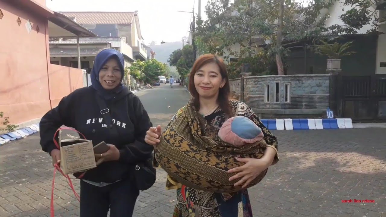 SERUNYA JALAN - JALAN SORE SAMBIL GENDONG GULING KAPUK