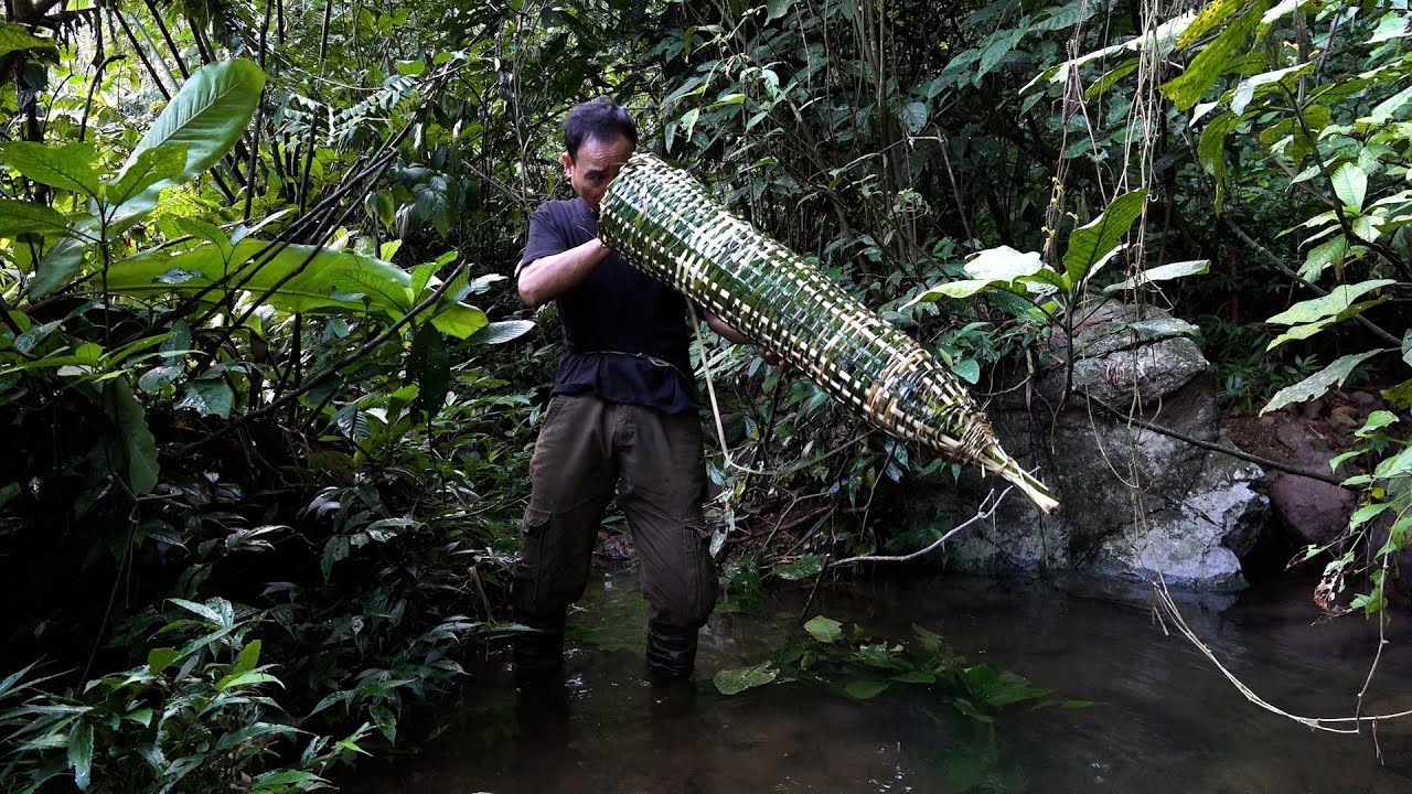 Make a stream fish trap from bamboo | LIVING OFF THE GRID | Episode 27