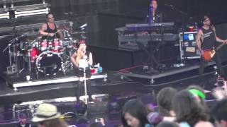 Avril Lavigne • "Let Me Go" (Live at Shoreline Amphitheater)