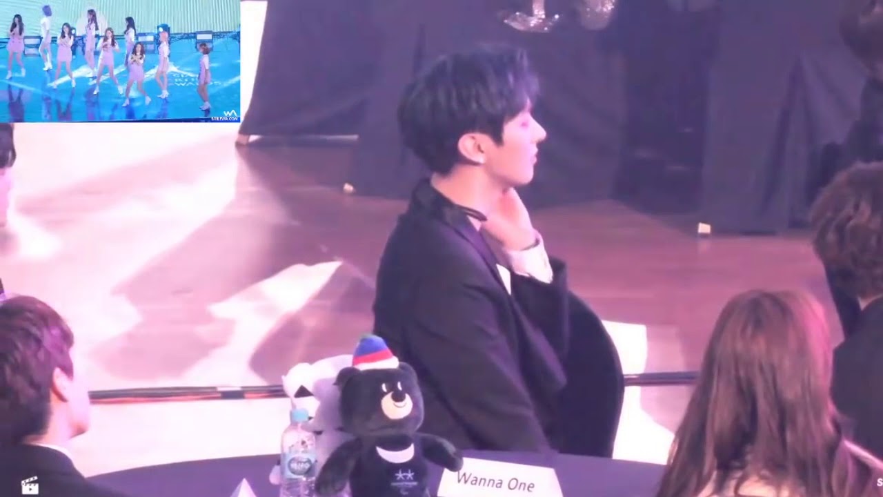 Wanna One reaction to MomoLand (AAA 2017)