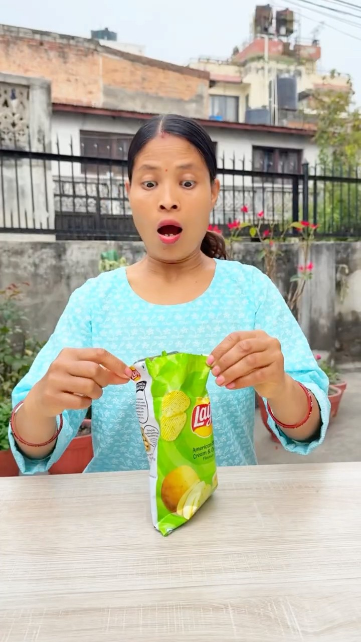 Cat inside the chips packet ?? #sigmamom #funny #viral
