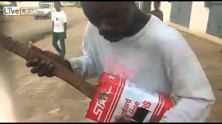 Liberiano cego faz sucesso na internet com violão de lata