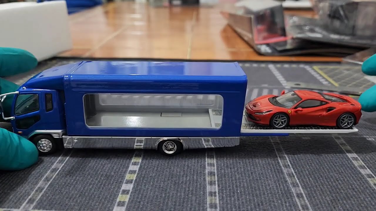 GCD 1/64 Mitsubishi Fuso Fighter Transporter