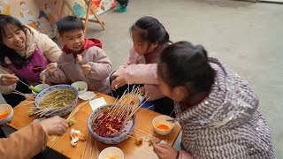 孩子们玩过家家嘴馋了，桃子姐泡两盆钵钵鸡，一家人围坐一团