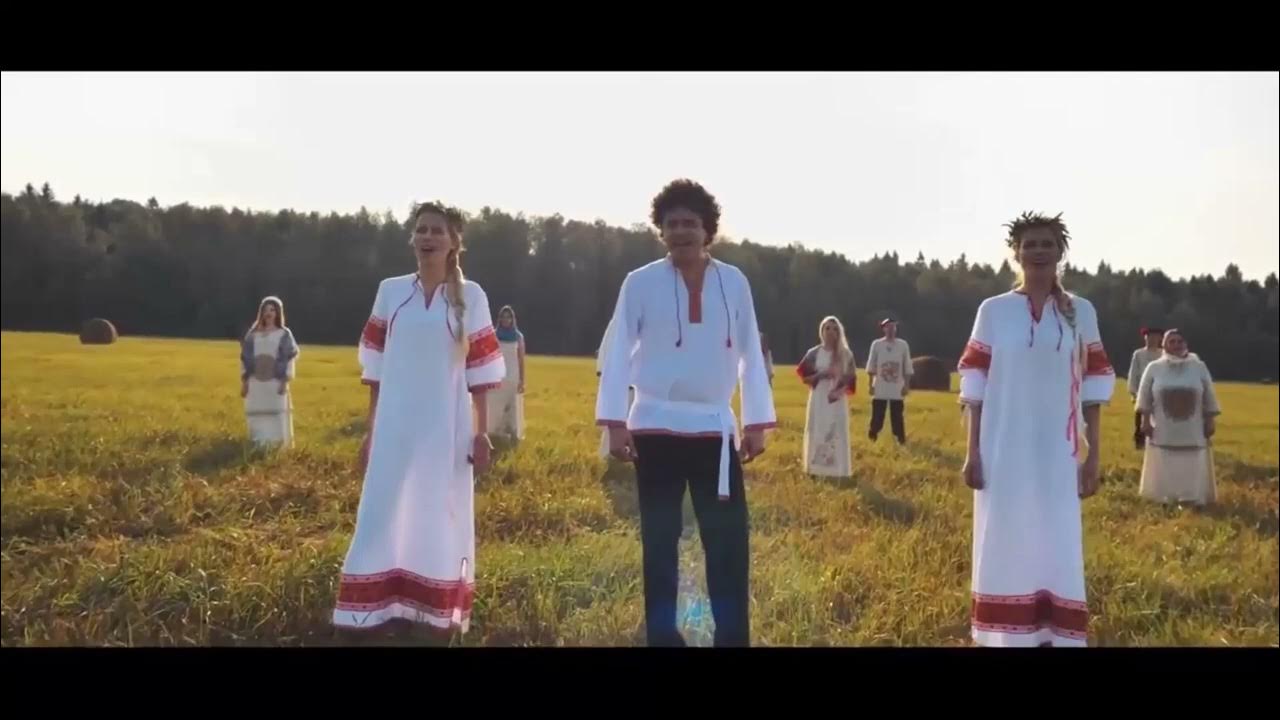 Небо славян клип. Небо славян поет девушка. Расторгуев может знает лес. Славяне поют картинки. Любэ и мельница может знает лес.
