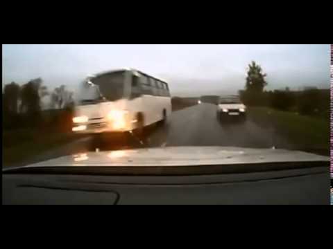 נס משמיים בכביש נהג רכב ערני עובר בין אוטובוס למכונית ונמנע מהתנגשות חזיזית 