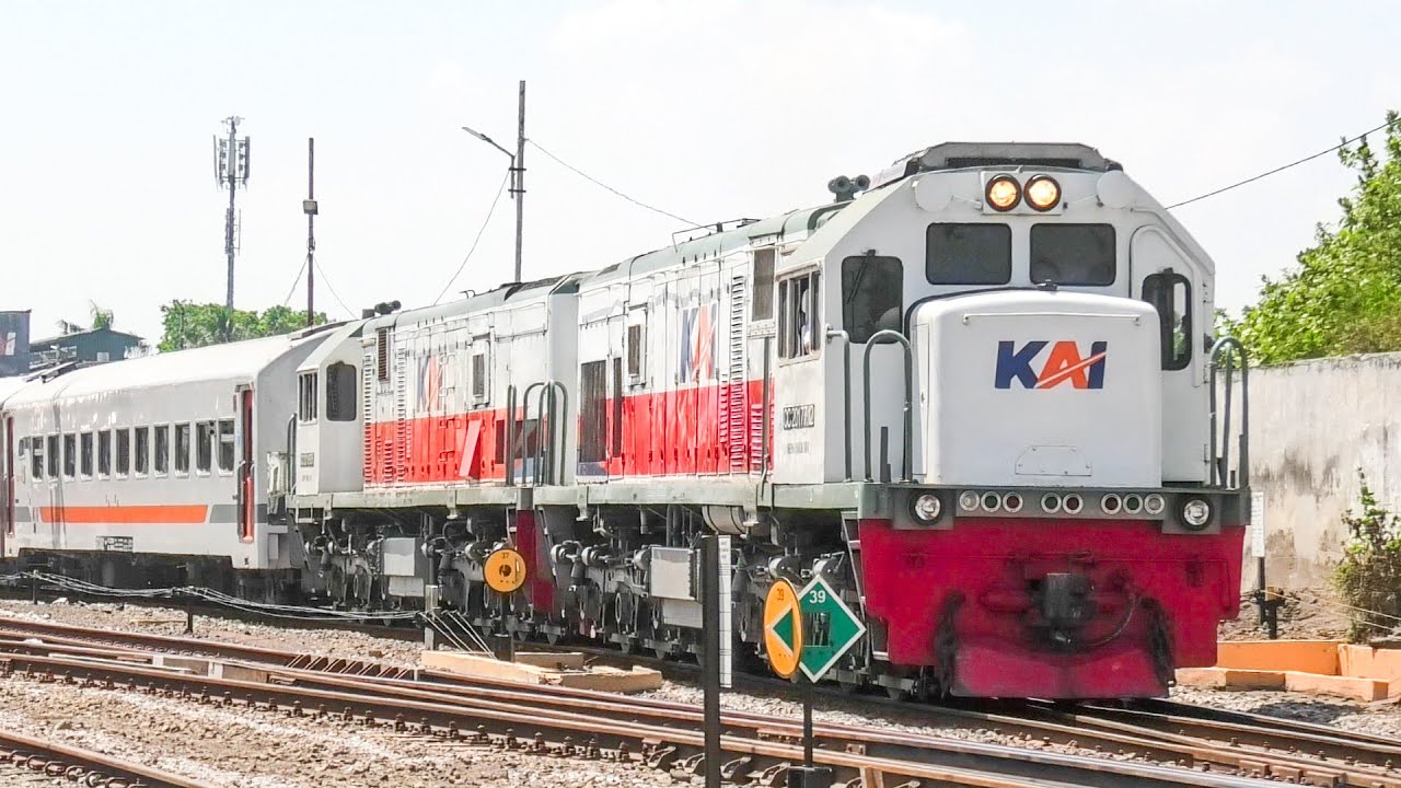SANGAR ! 2 LOKOMOTIF CC 201 TRAKSI GANDA SAMA SAMA MENARIK KERETA API ...