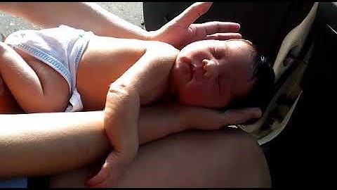 Bayi lucu sedang berjemur