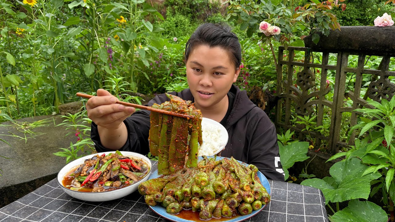 今天摘了一大堆新鲜辣椒做个美味下饭菜 picked a lot of chili peppers to make a delicious meal