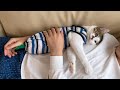 休日のパパにくっついてうっとり映画鑑賞する猫
