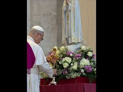No Terço pela paz, #papaleãoxiv oferece Rosa de ouro a Nossa Senhora de Fátima #shorts