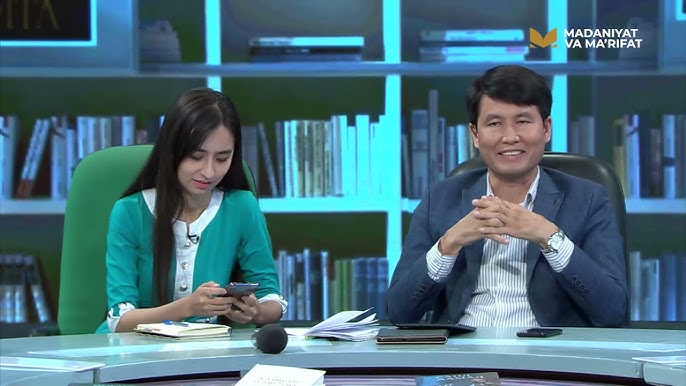 T-koylakda külotsiz qiz Hozirda Skype jinsiy aloqa