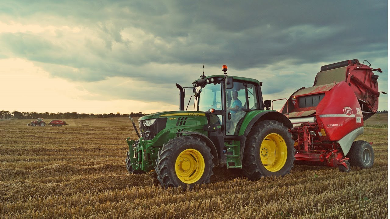 maxresdefault Prasowanie na okrągło i w kostkę. Lely, John Deere i Case IH w polu (VIDEO)