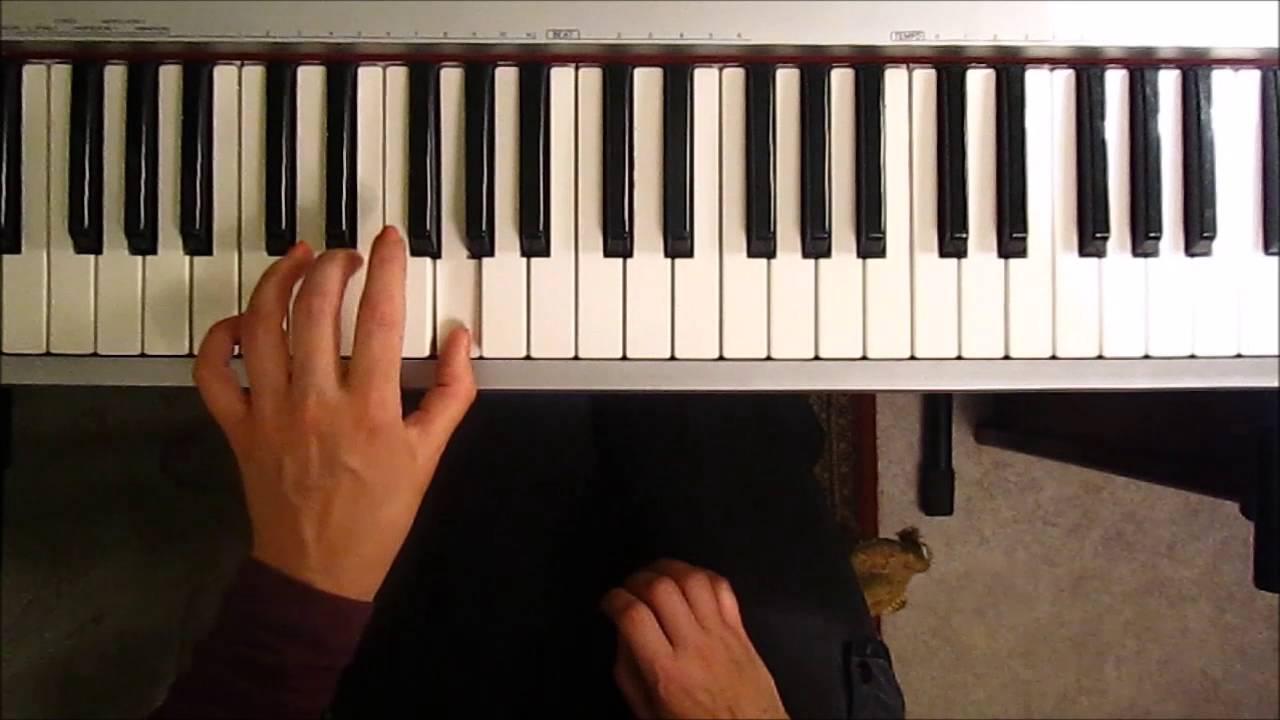 Как научиться играть роли. Игра на синтезаторе двумя руками для начинающих. Как научиться играть на пианино двумя руками. Упражнения для пальцев рук для игры на фортепиано. Сложно играть двумя руками на пианино.