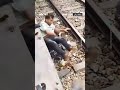 أب ينقذ طفله من تحت القطار