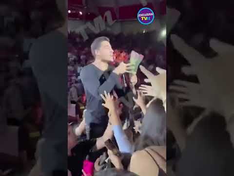 Carlos Rivera acepta beso de un hombre en pleno concierto ??