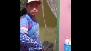 Suami nya mau berangkat mancing ama istri nya di larang sangat lucu banget