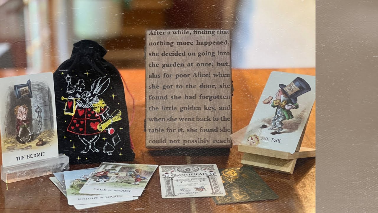 Обзор колоды Alice Tarot: значения карт и простые расклады для начинающих